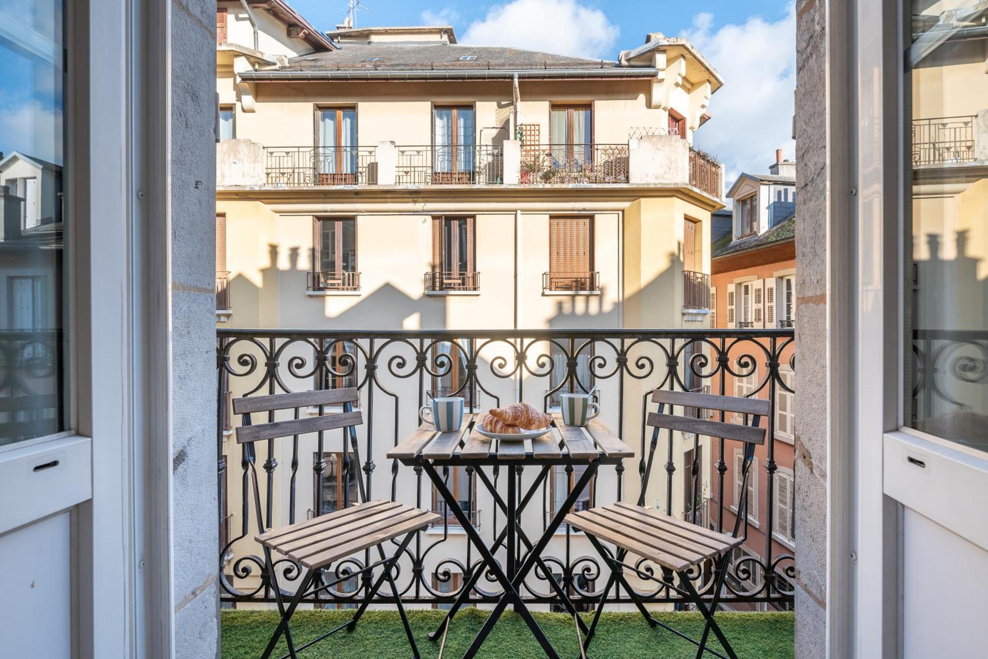 Appartement Spacieux Et Chaleureux Coeur De Ville Шамбери Экстерьер фото